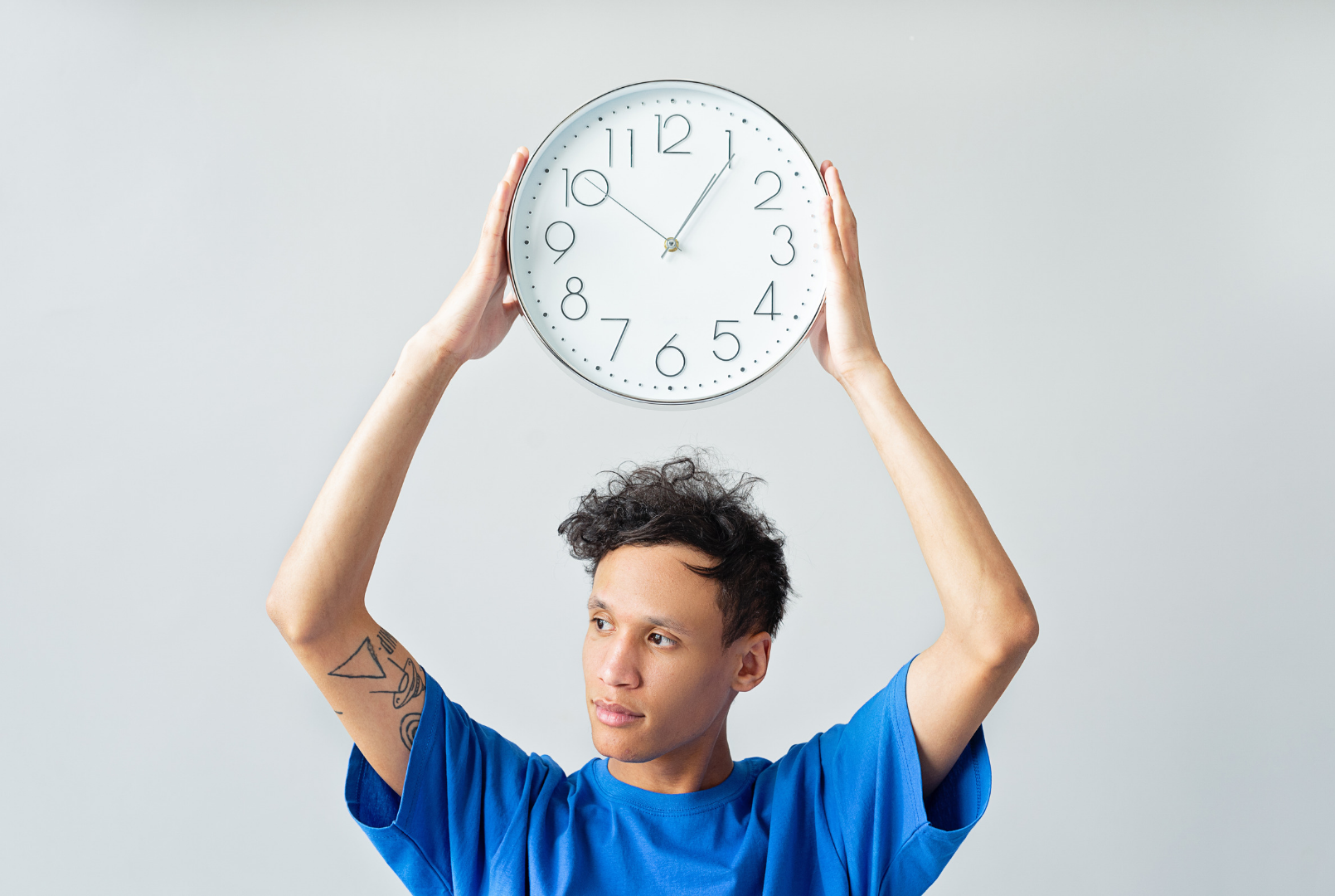 I man wanting a faster divorce holding up a clock over his head